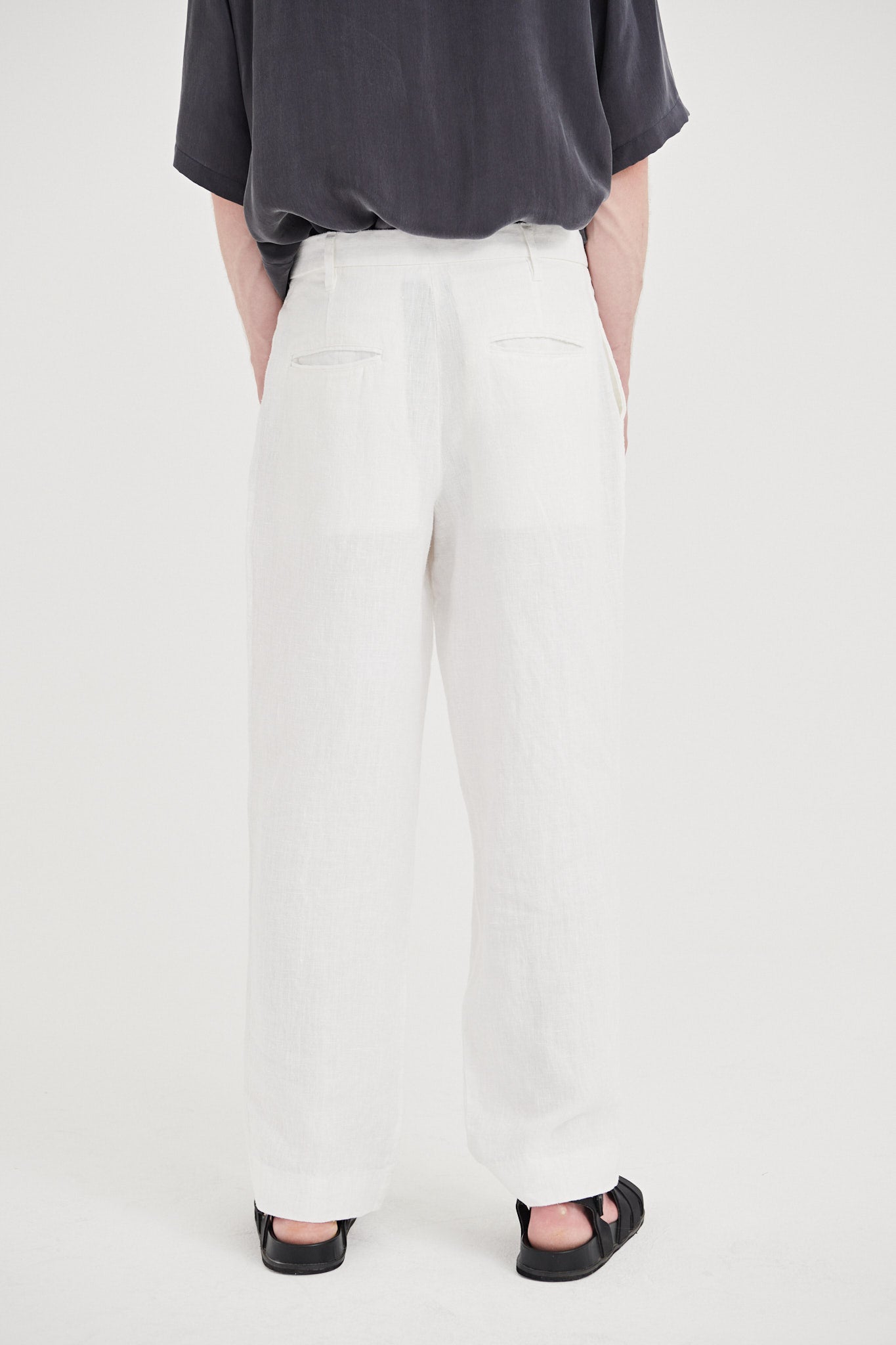 08 / Pleated heavyweight linen trousers white