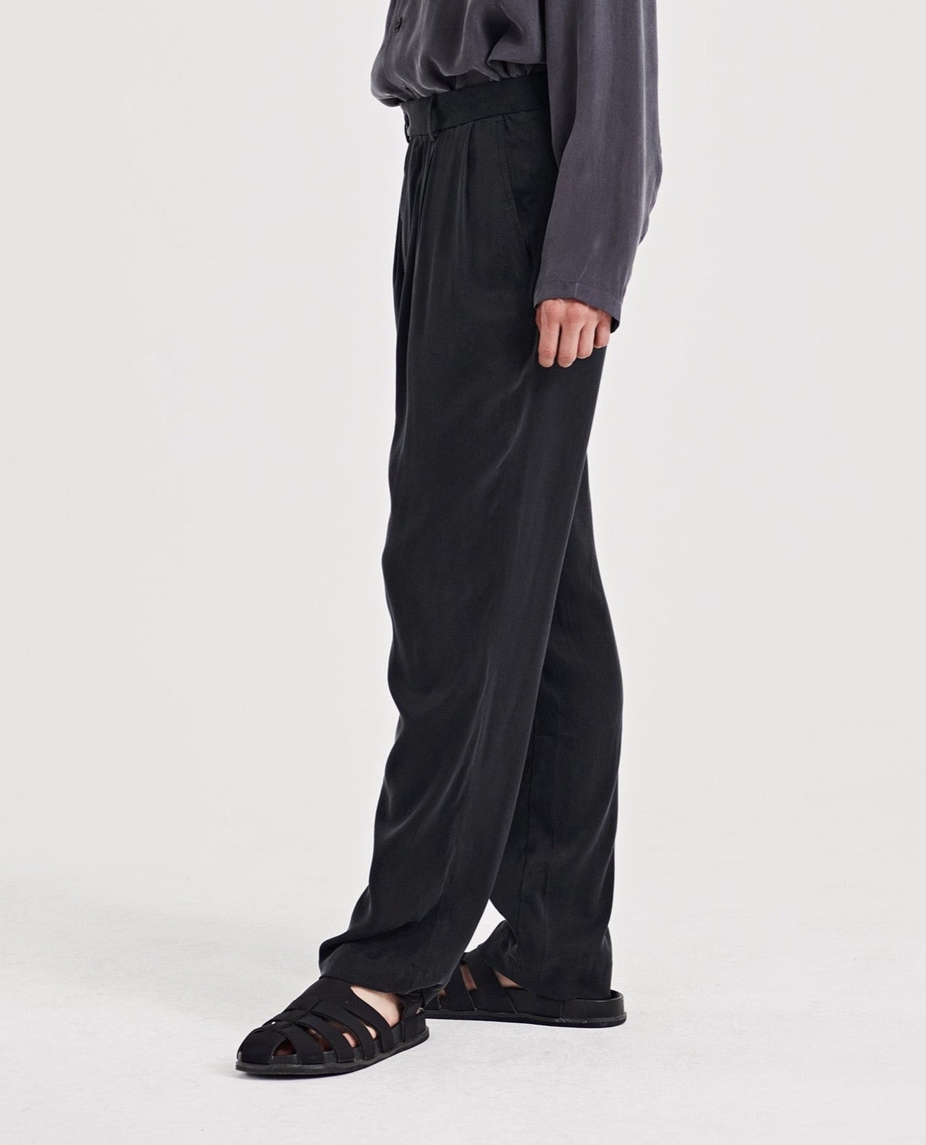 08 / Pleated Vegan silk trousers black